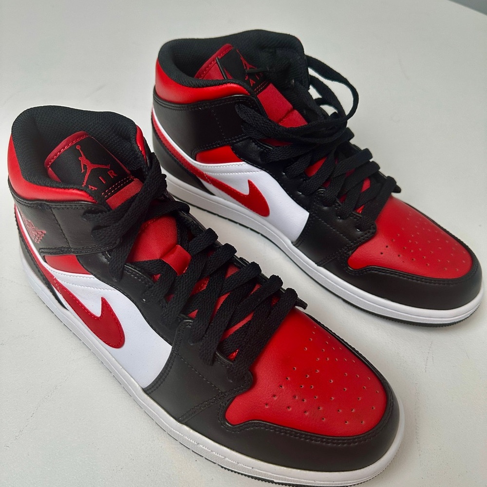 Nike Air Jordan 1 Mid - Black/Red/White - Size 10.5
Mens